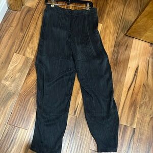 RUTI brand new Knee Crinkle pants